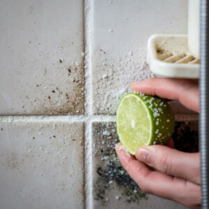 nettoyer des joints de carrelage avec du citron